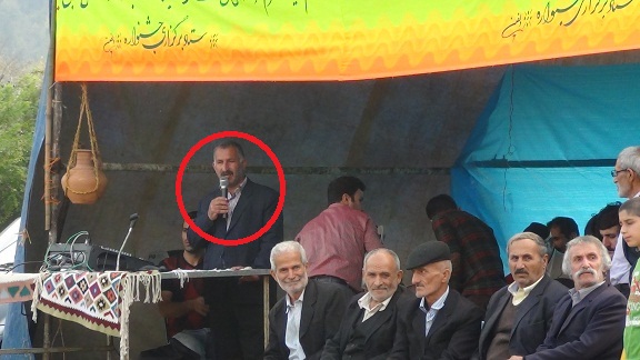 آقای ولی قنبرزاده دبیر اجرایی جشنواره در حال سخنرانی برای بازدید کنندپان